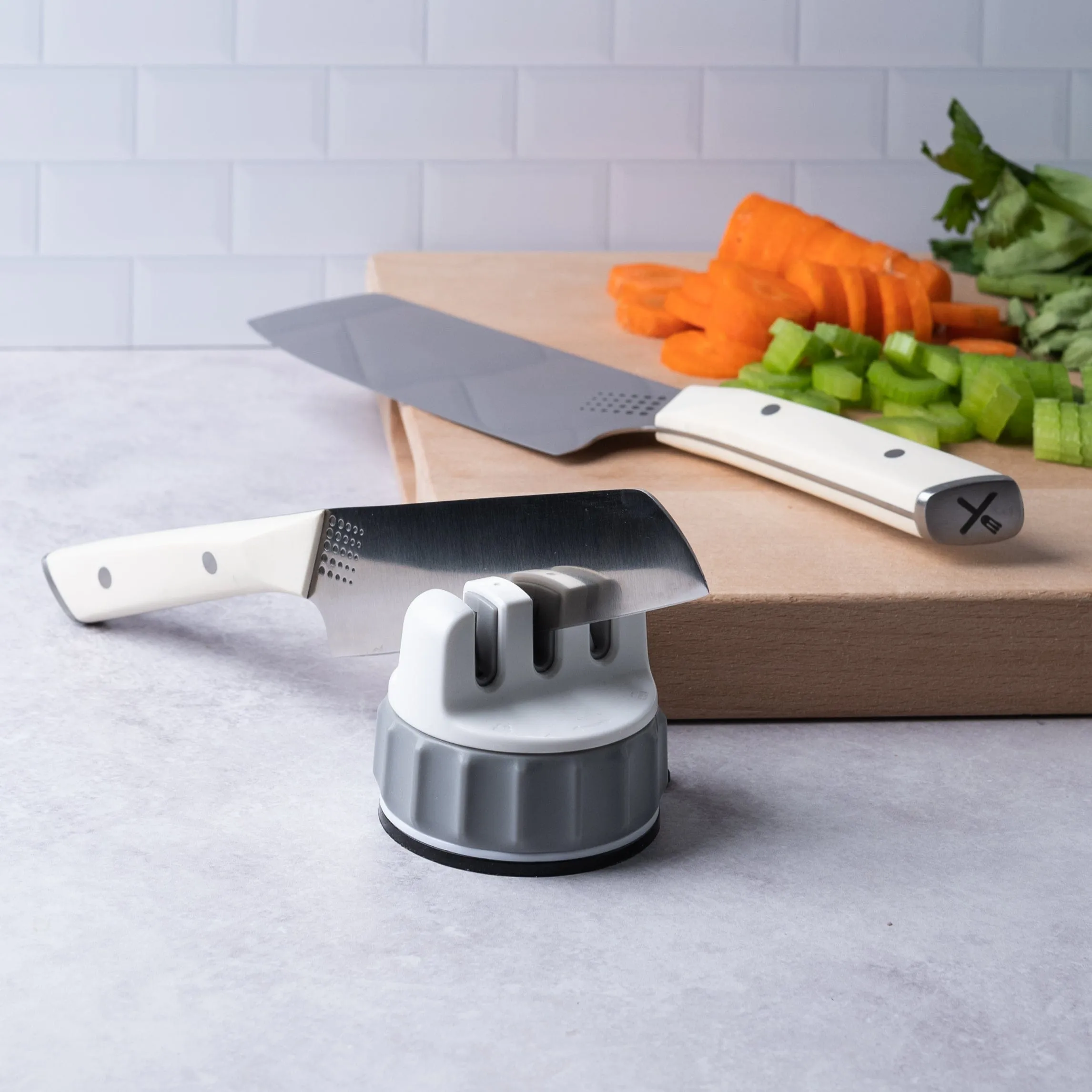 Tabletop knife sharpener